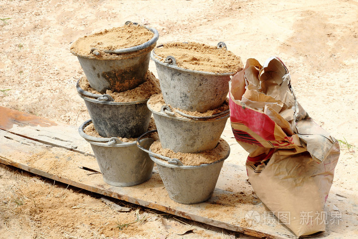 在桶里的水泥混合砂