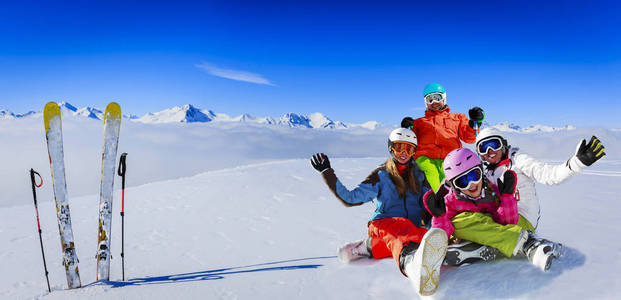 冬季滑雪, 高山和滑雪旅游设备顶部在晴朗的一天, 在法国, 阿尔卑斯山以上的云