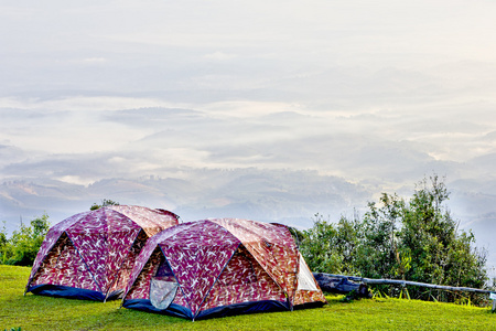 在山谷的野营帐篷