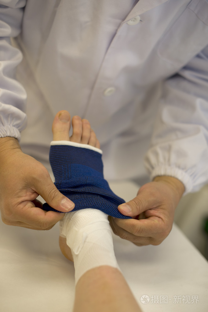 正在包扎的脚