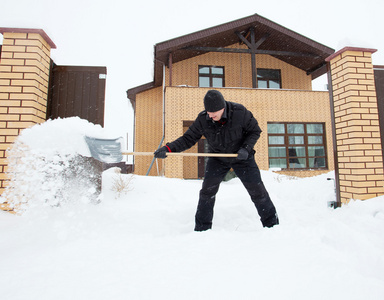 男人清理雪铲