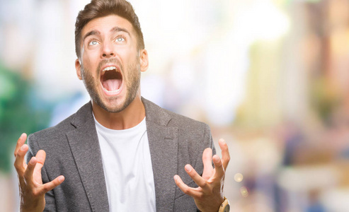 年轻英俊的商业男人在孤立的背景下疯狂和疯狂的呼喊和激烈的表达和