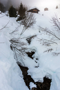 山上的雪和小溪