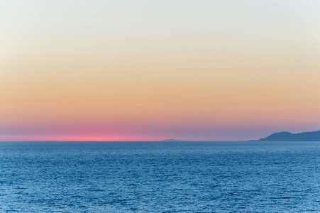 从帕利努罗看到卡普里岛上的日落