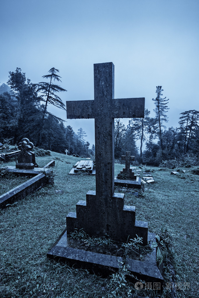 雾中的幽灵万圣节墓地