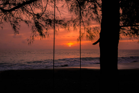 秋千背景图像的剪影。在麦考海滩, 普吉岛, 泰国