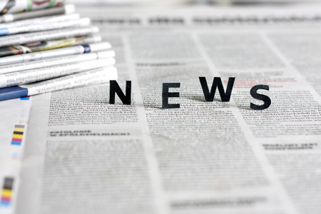 背景模糊的概念与报纸上的新闻信照片