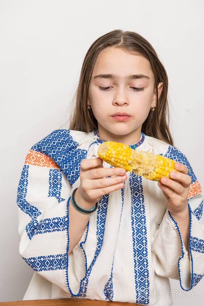 女孩吃玉米