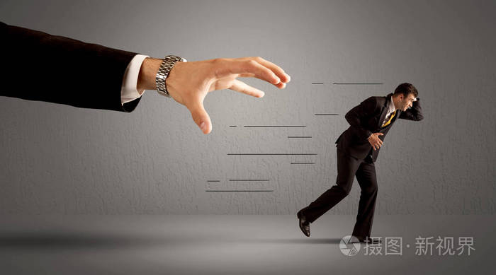 一只大手在逃避的商人