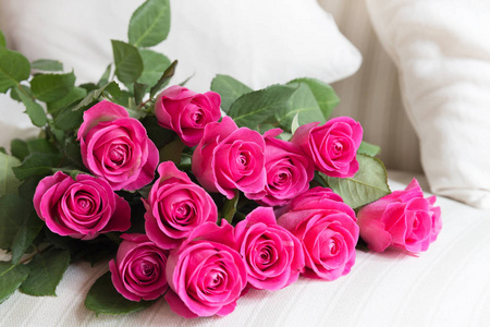 白色沙发沙发内部的完美粉红色玫瑰堆