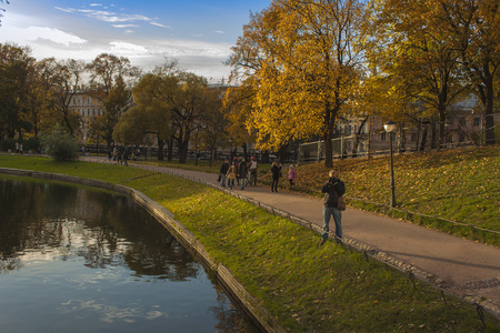 圣彼得堡，俄罗斯，在 2011 年 10 月 15 日。尤苏波夫花园市内的旅游景点之一。秋天的感觉