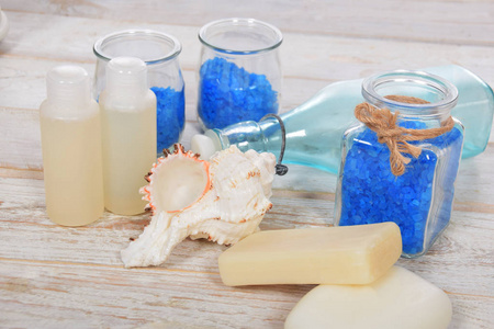 蓝色玻璃瓶, 带有海贝壳和蓝色浴盐