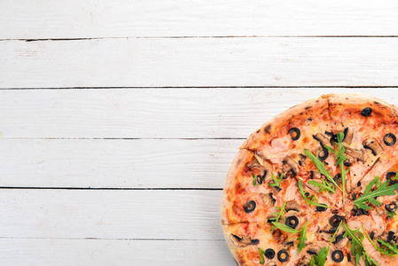 披萨 capricciosa意大利干酪, 火腿, 蘑菇, 橄榄。顶部视图。在一个木质的背景。复制空间
