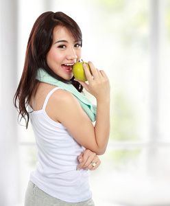 美容健身女人吃新鲜的青苹果