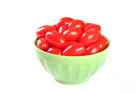 在一个碗里，白色背景的美味樱桃番茄