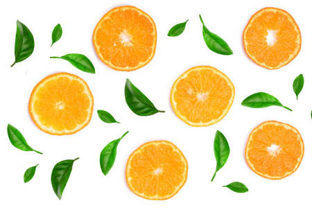 用绿色叶子装饰的橙色或橘片, 上面有白色的背景, 上面的景色。水果成分