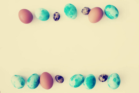 彩色复活节彩蛋与复制空间的顶部视图