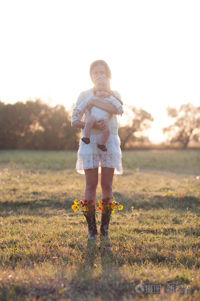 母亲和婴儿户外活动