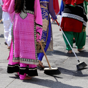 锡克教徒妇女赤脚在清理道路期间, 锡克 fe