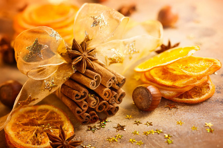 圣诞节概念与肉桂棒束绑金丝带 坚果 干的橘子与八角