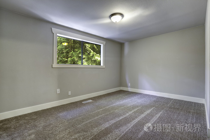 光蓝空房间的窗口