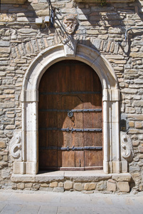 木制的门。瓜尔迪亚 perticara。巴西利卡塔。意大利