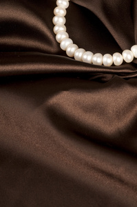 珍珠项链对真丝织物
