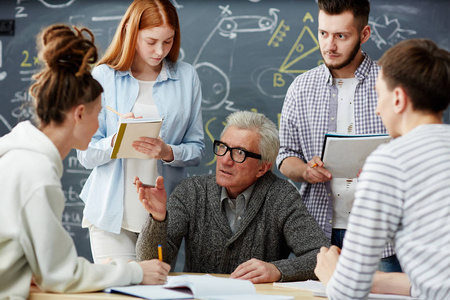 自信的老师课后回答学生的问题照片