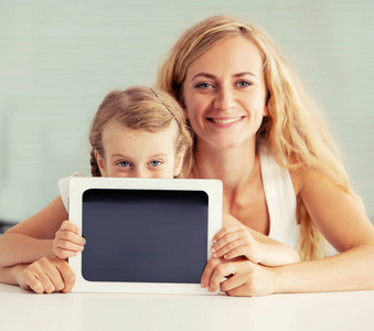妇女和儿童的平板电脑