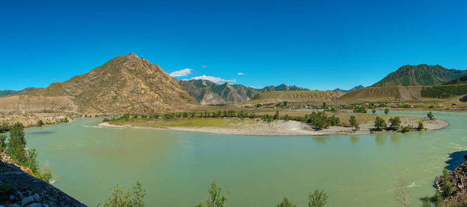 俄罗斯秋季绿松石 Katun 河与阿尔泰山风景景观