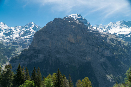 瑞士劳特布龙嫩区施特歇尔贝格附近的瑞士阿尔卑斯山景观, 欣赏壮观的山景和远足小径