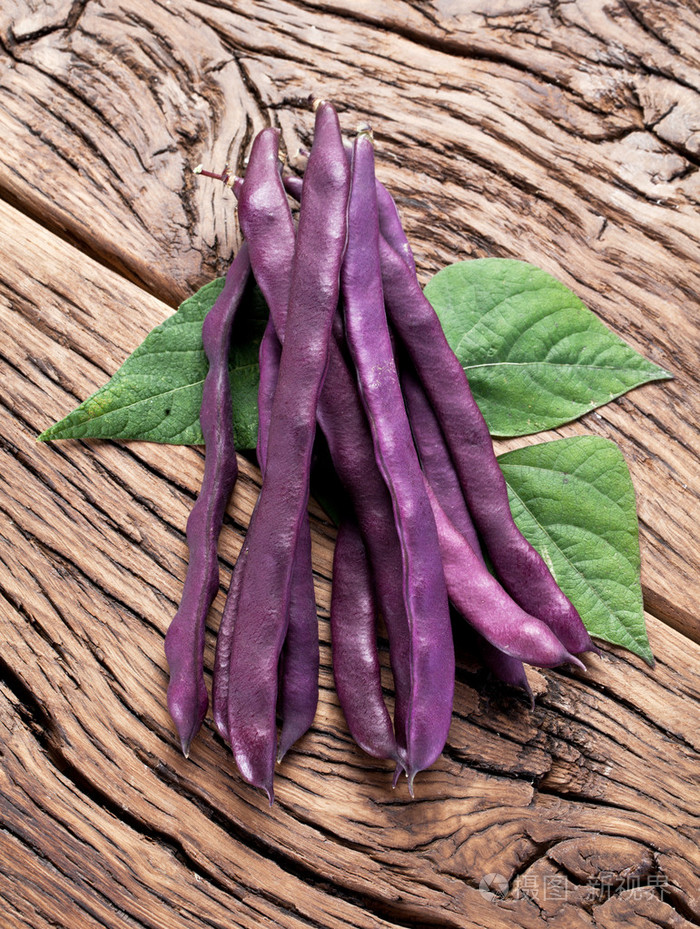 老木桌上的紫豆