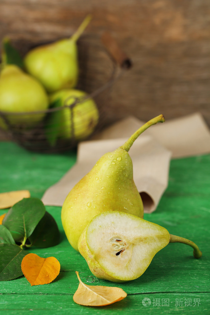 熟美味梨子木制的桌子上
