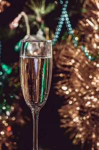 圣诞树下的一杯香槟
