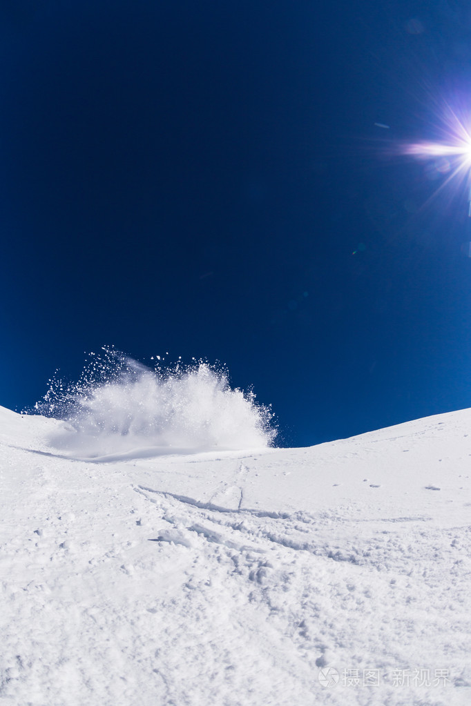 冻结爆破出的粉雪的运动