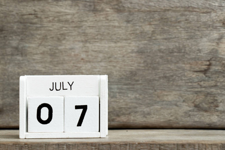 块日历白色块日历当前日期7和月7月在木头背景照片