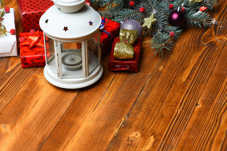 在木背景的圣诞节装饰品。冬季时间和新年