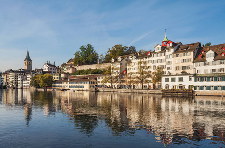 Limmat 河沿岸的苏黎世古城历史建筑