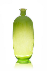 白色背景上的绿色玻璃花瓶