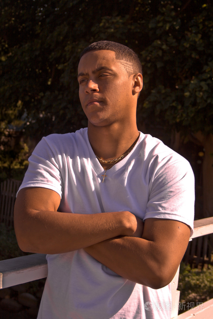 顽固的年轻人他双臂交叉