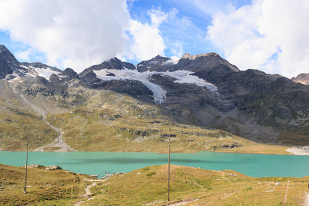 白色湖和冰川在 Bernina 通行证