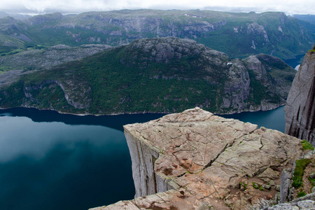 著名的 Preikestolen, 讲坛岩石在晚上在 Lysefjord 之上, 和平, 宁静, 自然风景