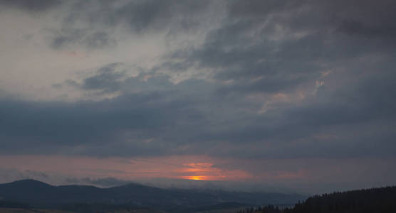 美丽的天空与云彩在日出或日落。群山中的夕阳云。抽象自然背景