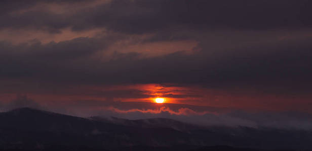 美丽的天空与云彩在日出或日落。群山中的夕阳云。抽象自然背景