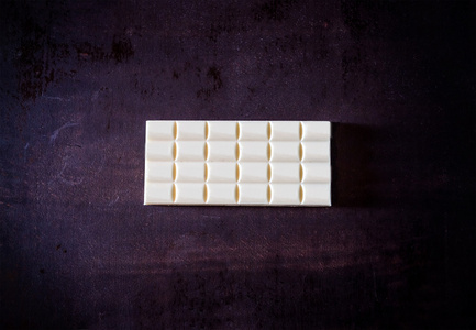 白巧克力在桌子上