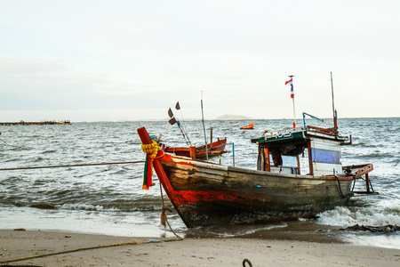 小渔船上海滩泰国