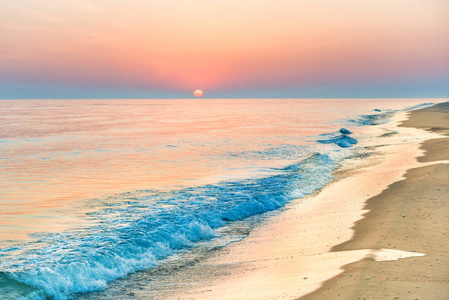 海滩日落在长的海岸线