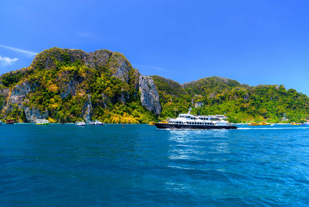 渡轮和岩石, 皮皮岛, 安达曼海, 甲米, 泰国