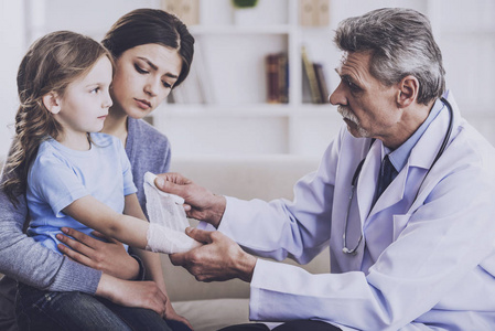 妈妈带孩子看医生照片