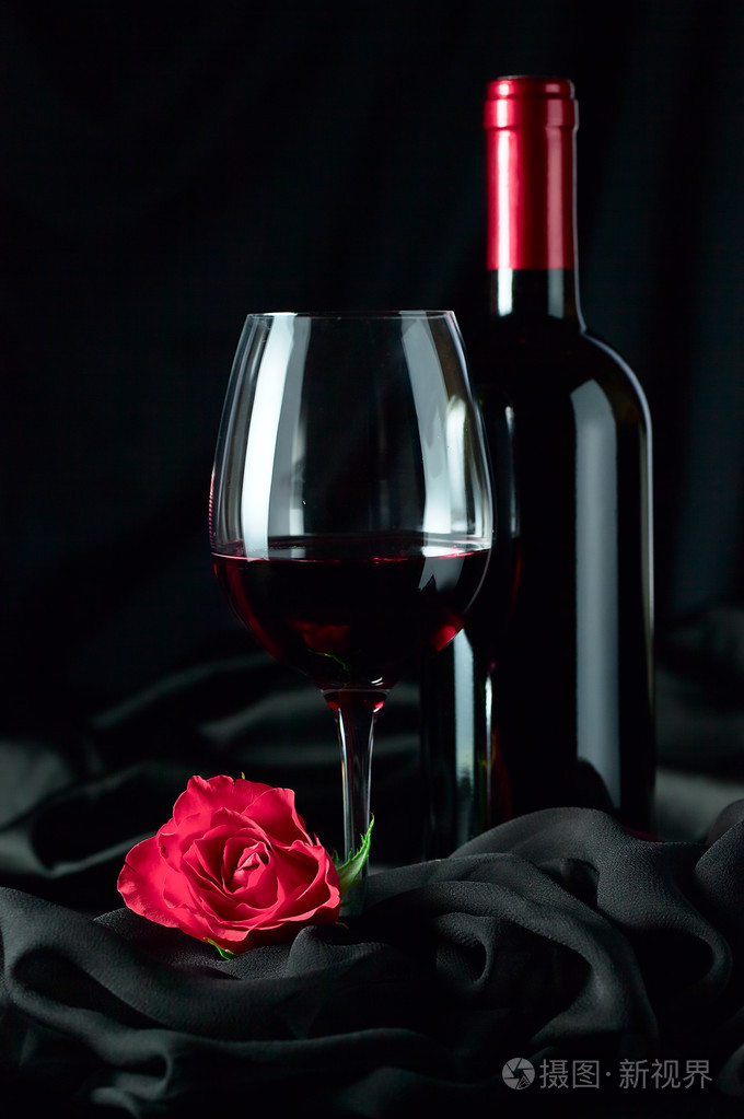 酒瓶和酒杯与红